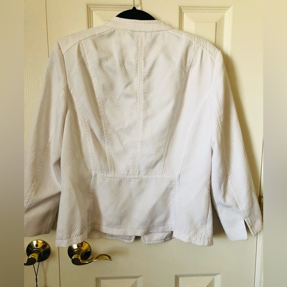 Gerry Webber Size Large white cropped long sleeve full zipper spring jacket - Picture 2 of 6